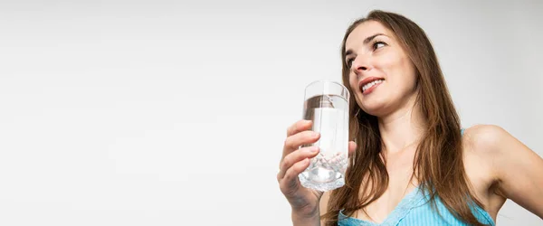 Jeune Femme Souriante Tenant Verre Eau Sur Fond Blanc Vue — Photo