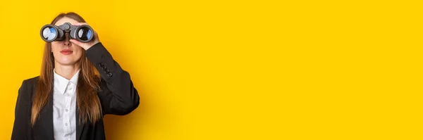Junge Geschäftsfrau Die Durch Ein Fernglas Auf Gelbem Grund Blickt — Stockfoto