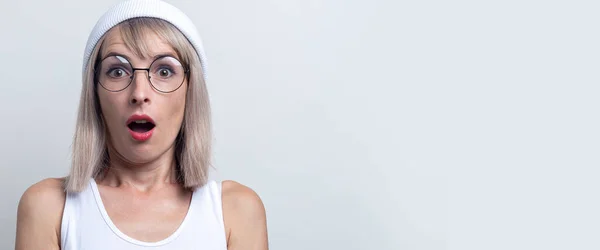 Mujer Joven Conmocionada Con Sombrero Blanco Gafas Sobre Fondo Claro — Foto de Stock