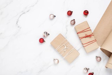 Hediyeler, mermer arka planda el işi kağıtları. Üst manzara, düz uzanma