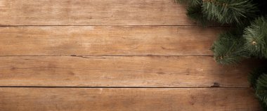 Noel ağacı dalları olan ahşap bir arka plan. Noel ve yeni yıl konsepti. Pankart. Düz yatış, üst görünüm.