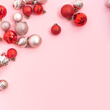 Dekoratif toplar, pembe arkaplandaki mesaj için boş alan. Üst manzara, düz uzanma