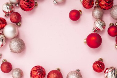 Dekoratif toplar, pembe arkaplandaki mesaj için boş alan. Üst manzara, düz uzanma