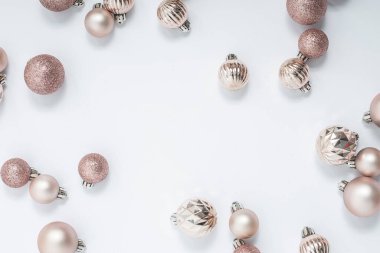 Beyaz arka planda güzel altın dekoratif toplar. Üst manzara, düz uzanma