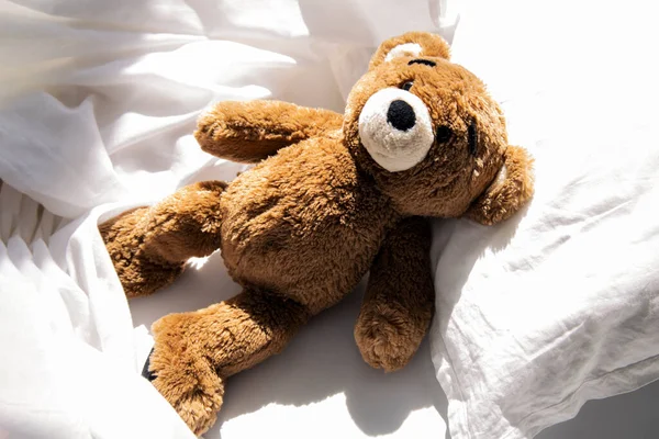 Urso Brinquedo Crianças Suaves Está Uma Cama Branca Vista Superior — Fotografia de Stock