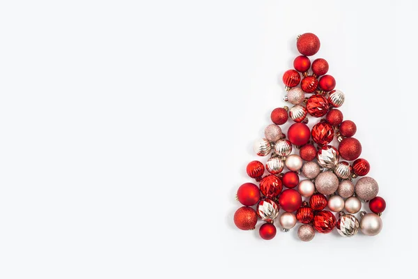 Dekorative Kugeln Werden Form Eines Weihnachtsbaums Auf Weißem Hintergrund Ausgelegt — Stockfoto