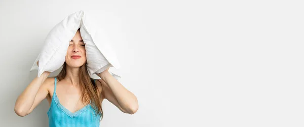 白い背景に枕で耳を覆う若い女性の笑顔 バナー — ストック写真