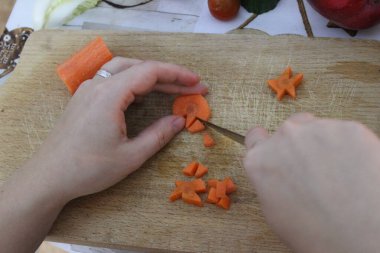 Havuç kesen bir insan.