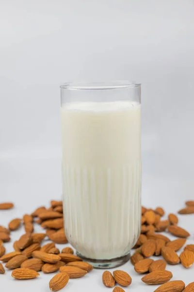 Пить Миндальное Молоко Орехами Стакане — стоковое фото