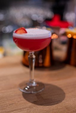 Lezzetli alkollü kokteyl. Barda kırmızı.