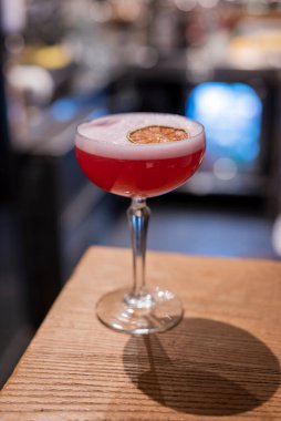 Kokteyller, bar tezgahı, aperatif, klasik, içki, bardak, alkol, kokteyl, bar, kırmızı, parti, arka plan, içecek, tatlı, meyve, taze, içecek, buz, soğuk, yiyecek, nane, yaz, likör, likör, turuncu, kutlama, tropikal, restoran, alkol