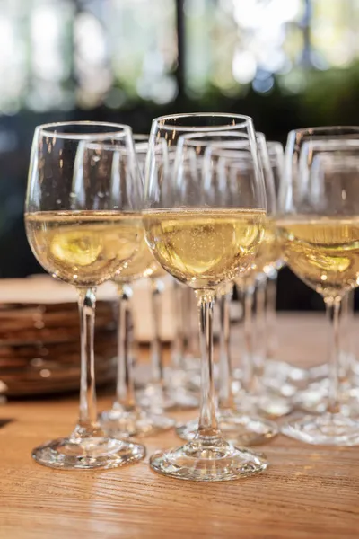 Montón Copas Con Vino Blanco Restaurante Buffet Banquete Para Unas —  Fotos de Stock