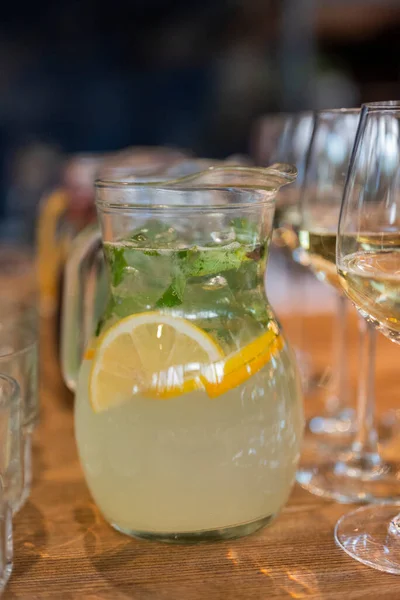 Köstliches Getränk Limonade Früchte Zitrusfrüchte Einer Glaskaraffe — Stockfoto