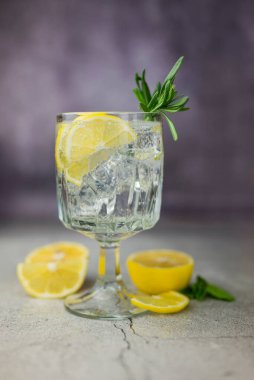 Kokteyl limonu ve biberiye cin toniği.