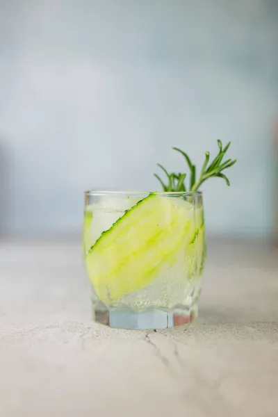 Yeşil Salatalık Tonikli Kokteyl Içkisi — Stok fotoğraf