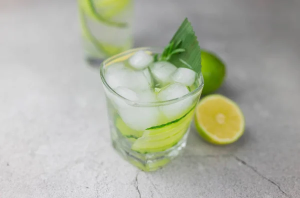 Cocktail Dricka Alkohol Med Grön Gurka Och Tonic Med Lime — Stockfoto