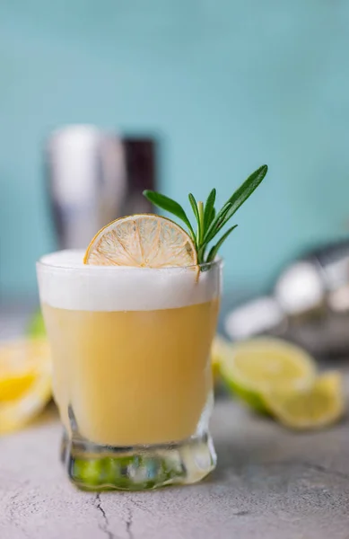 Cocktail Dricka Alkoholhaltig Whisky Sauer Med Lime Och Rosmarin — Stockfoto