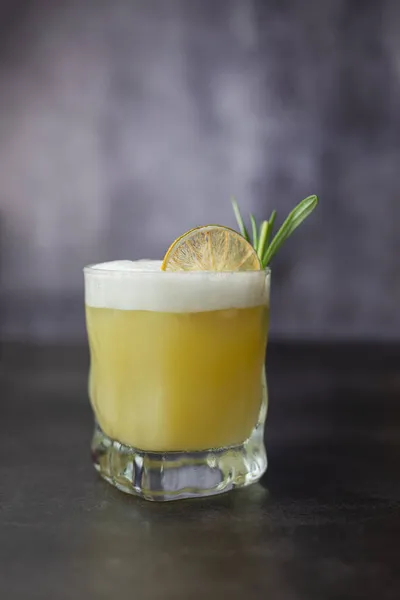 Cocktailgetränk Alkoholischer Whiskey Sauer Mit Limette Und Rosmarin — Stockfoto