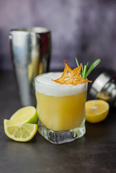 Cocktail Dricka Alkoholhaltig Whisky Sauer Med Lime Och Rosmarin — Stockfoto