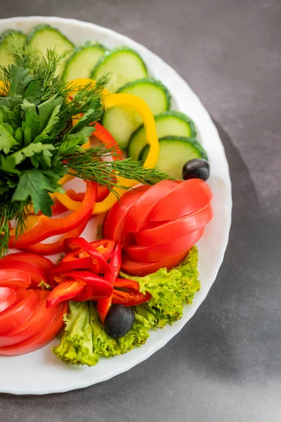 Assorted Fresh Vegetables Plate Dish Cucumbers Paprika Tomato Basil Parsley — Stock Photo, Image