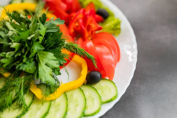 Assorted Fresh Vegetables Plate Dish Cucumbers Paprika Tomato Basil Parsley — Stock Photo, Image