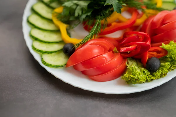 Assorted Fresh Vegetables Plate Dish Cucumbers Paprika Tomato Basil Parsley — Stock Photo, Image