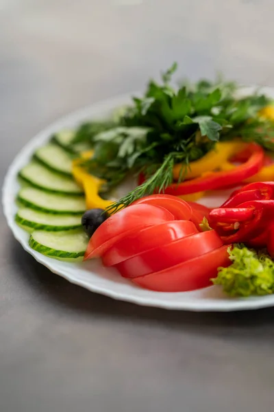 Assorted Fresh Vegetables Plate Dish Cucumbers Paprika Tomato Basil Parsley — Stock Photo, Image