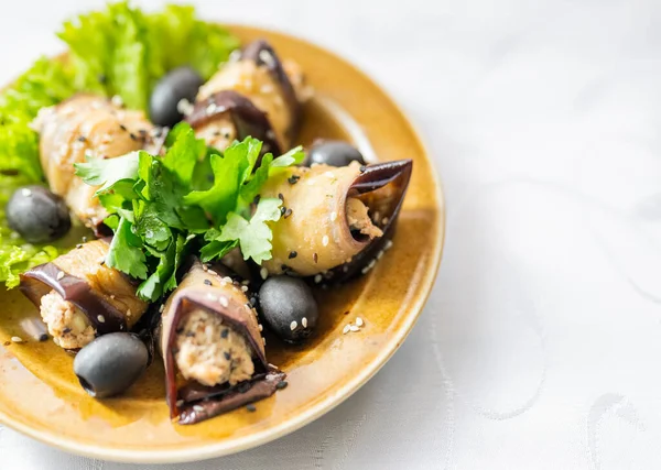 Plat Légumes Rouleaux Aubergines Avec Fromage Sur Une Assiette — Photo