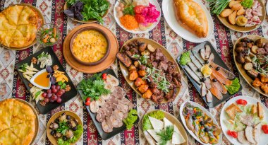 Gürcü ve Azerbaycan ulusal mutfak yemekleri sülüguni fırında khachapuri, mantar ve sebze ve çeşitli peynir ve salatalarla birlikte otlar.
