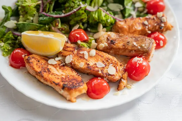 Salade Avec Tranches Saumon Frit Cuit Four Avec Des Légumes — Photo