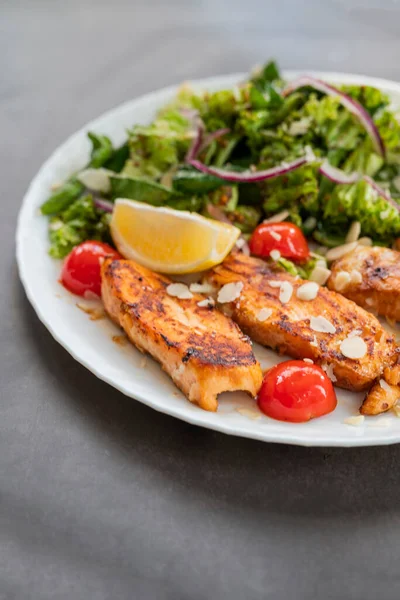 Prato Salada Com Fatias Salmão Frito Assado Com Legumes Alface — Fotografia de Stock