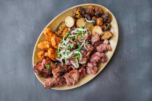 Morceaux Viande Barbecues Kebabs Porc Grillé Boeuf Poulet Dans Une — Photo