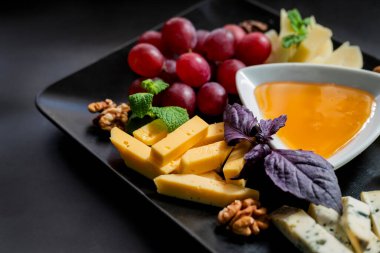 Parmesan peynirli, üzümlü, mavi peynirli ve ballı çeşitli yemekler.