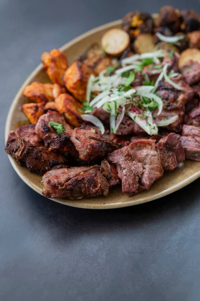 肉バーベキューケバブのカットレストランで玉ねぎとプレート上の豚肉と牛肉と鶏を焼き — ストック写真