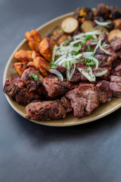 Morceaux Viande Barbecues Kebabs Porc Grillé Boeuf Poulet Dans Une — Photo