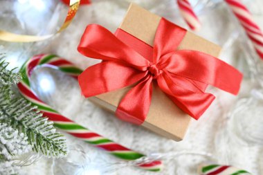 Yeni yıl ve Noel için Noel Baba personeli ile örülmüş bir battaniyenin üzerinde hediye kutuları.