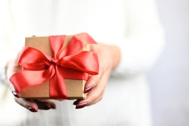 Yeni yıl ve Noel için bir hediye kutusu hazırlayan kız. 