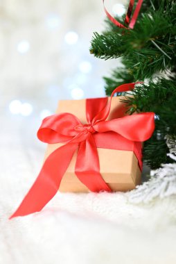 Güzel Noel hediye kutusu kırmızıyla. Sevgililer Günü süslemeleri ve Noel ağacı için karda bir fiyonk.