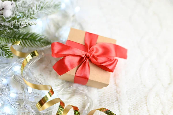 Yeni yıl ve Noel 'de örülmüş bir ekoseyle hediye kutuları