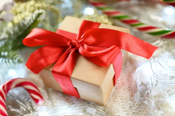 Yeni yıl ve Noel için Noel Baba personeli ile örülmüş bir battaniyenin üzerinde hediye kutuları.