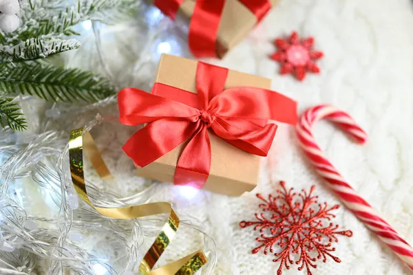 Yeni yıl ve Noel için Noel Baba personeli ile örülmüş bir battaniyenin üzerinde hediye kutuları.