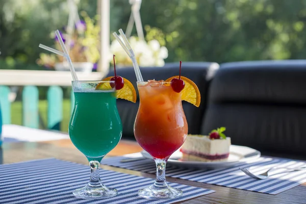 Cocktail Alkohol Türkisblau Hawaii Trinken Und Sex Strand Mit Kirschdekor — Stockfoto