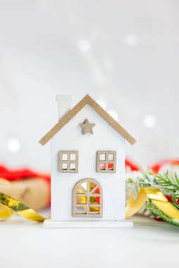 tatil yeni yıl ve Noel Noel ağacı dalları ile beyaz kar üzerinde ahşap oyuncak dekorasyon ev yaptım