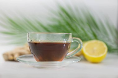 Limon ve zencefilli bir fincanda sıcak siyah çay