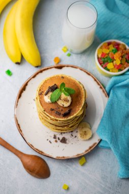 Fırında gözleme, bol bol muz çikolatası ve ahşap kaşıklı şekerli meyve.