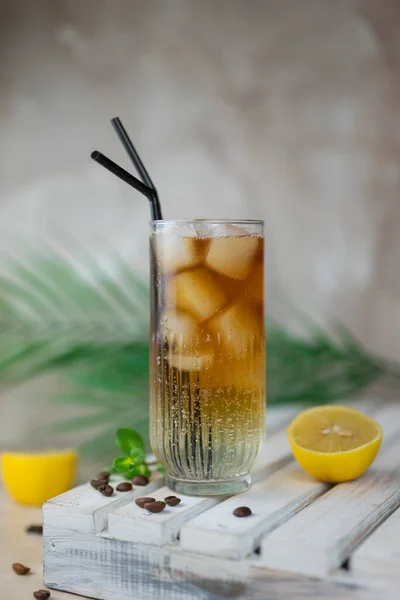 Kalter Cocktail Mit Eis Espresso Tonic Glas Mit Zitrone — Stockfoto