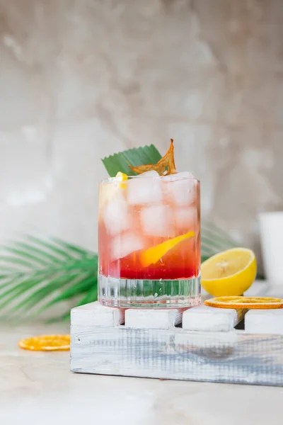 Klassischer Roter Cocktail Mit Tonikum Und Eis Mit Kühlgetränk Aus — Stockfoto