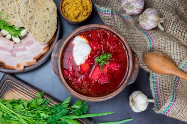 Soğan yağı ve ekmekle lezzetli kırmızı borş çorbası. Ulusal Ukrayna ve Rus yemekleri ve bir saatlik ekşi krema.