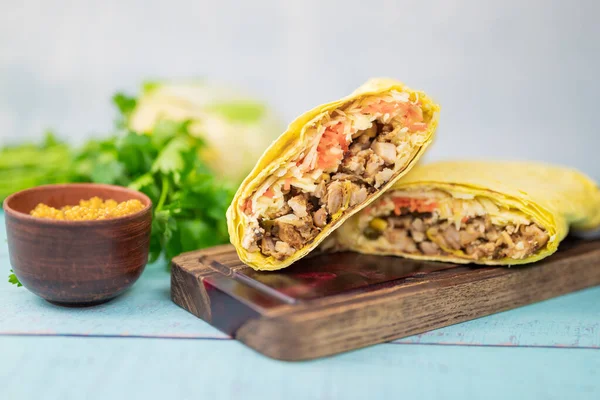 Delicioso Shawarma Comida Rápida Pan Pita Con Verduras Cerdo Ternera —  Fotos de Stock