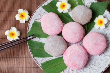Lezzetli Japon mutfağı tatlı mochi pembe browniler tereyağı kremalı ve üzümlü bumbu yapraklı.